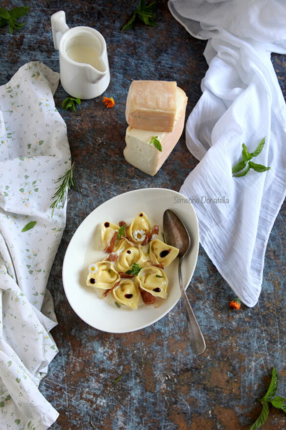 Tortelli di patate su fonduta di Taleggio